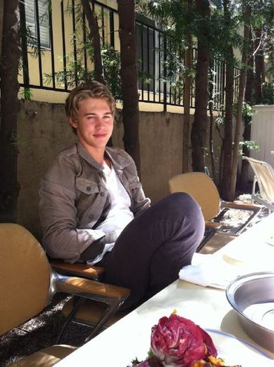 This is what @Austin_Butler looks like eating lunch
