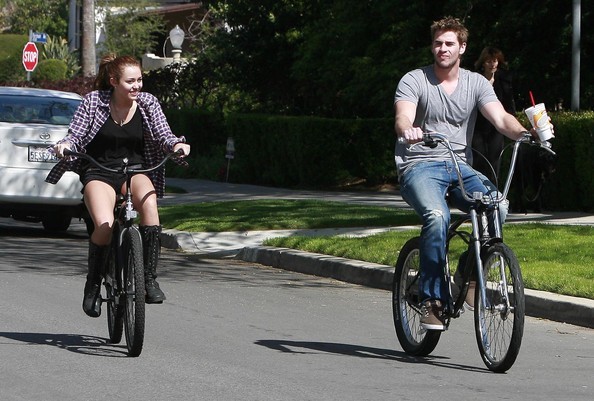 Miley+Cyrus+Liam+Hemsworth+Out+Bike+Ride+AzkEu_PYoTOl - Album for Miley real