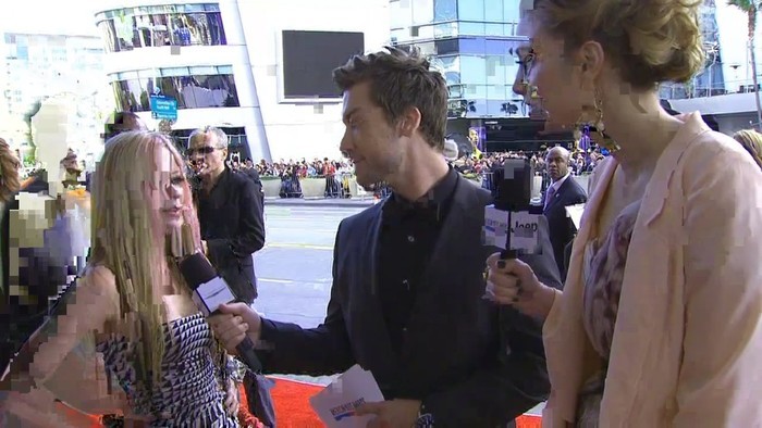 bscap0032 - 2010 - American Music Awards - Red Carpet Interview 01 - Captures by me