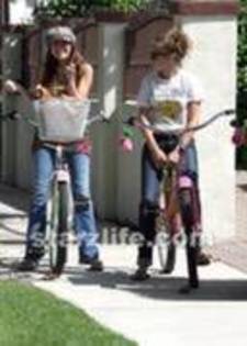 24866534_FCSEGOMRW - x Emily si Miley cu bicicleta