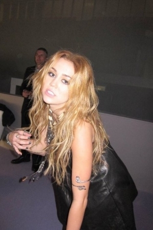 JZISPQESJRSMHLDJCXJ[1] - Miley Cyrus