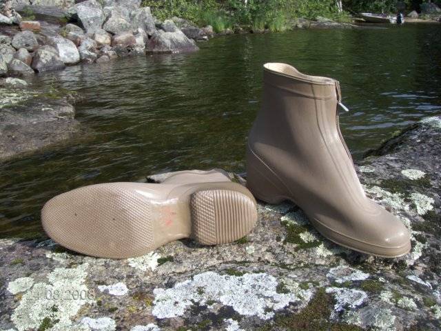 Para (Nokia) beige, overshoes - Womens and Mens old overshoes