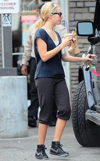 ashley-tisdale-nike-high-tops%20(3)