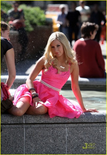 Ashley-on-set-Sharpay-s-Fabulous-Adventures-ashley-tisdale-12842251-846-1222