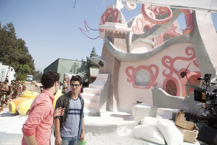 JONAS-LA-Ep-3-Stills-the-jonas-brothers-13480449-2000-1333