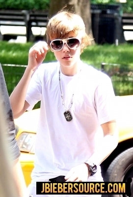 Justin-Bieber-at-the-Rockefeller-center-justin-bieber-12763454-271-400