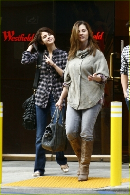 normal_selena-gomez-westfield-shopper-09