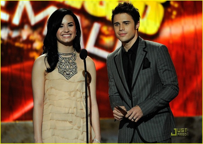 Demi-American-Music-Awards-demi-lovato-9159854-1222-866 - Demi Lovato at American Music Awards