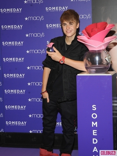 Justin-Bieber-attacked-Macys-Fragrance-Event-in-NYC-7-435x580