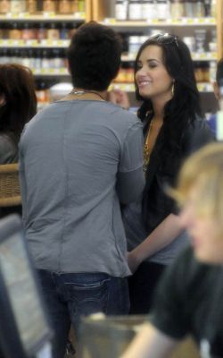 Demi and Joe at a local Grocery Store (8)
