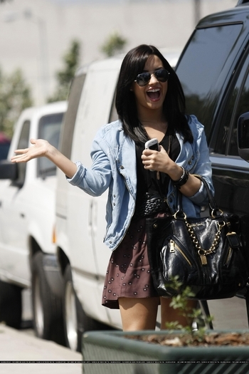 17559655_JIXCWVIKP - Arriving to a recording studio in North Hollywood