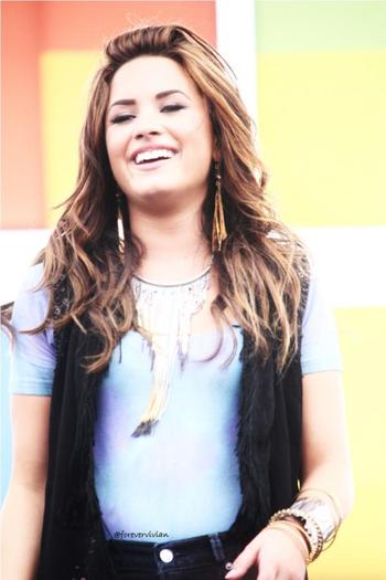 Demi-Lovato-amazing-smile-with-blonde-highlights