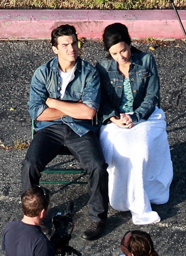 normal_JW_JoeDemivideoshootl0410_HQ-009 - JOE and Demi-at a videoshoot in the outskirts of LA