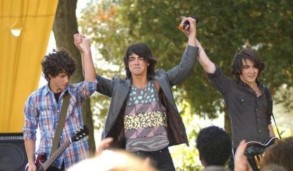 Jonas-Brothers-camp-rock-1404228-600-350