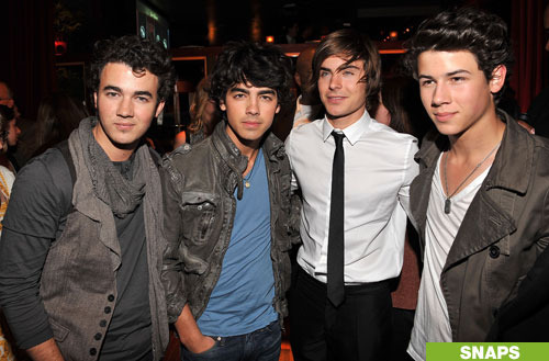 200904_Zac-Efron-Jonas-brothers