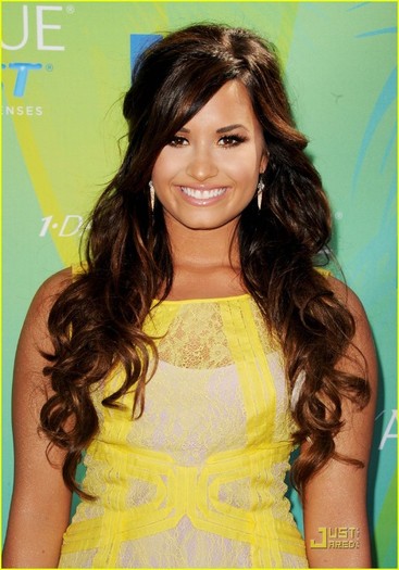 demi-lovato-selena-gomez-teen-choice-02 - TCAs 2011