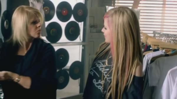 What-The-Hell-Screencaps-avril-lavigne-18775969-600-338 - WTH