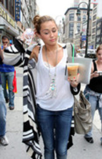 17025486_QXLTPIMYT - Miley Cyrus in Manhattan