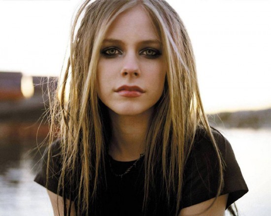 poze-avril-lavigne-23-550x439 - Avril Lavigne
