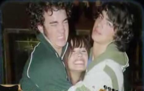 64qt94 - Demi Lovato and Joe Jonas