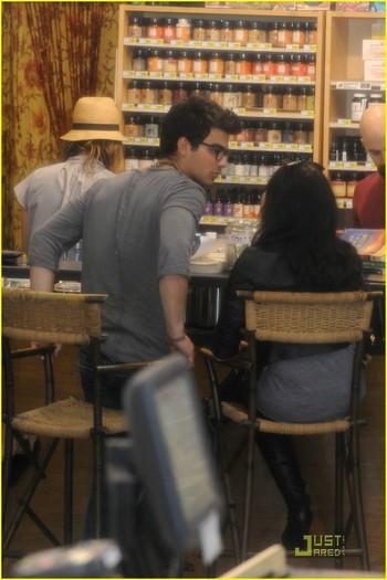 Joe-Jonas-Demi-Lovato-Grocery-Giggly-joe-jonas-11272446-814-1222[1]