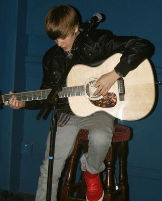 normal_justin-bieber-science-museum20(13)