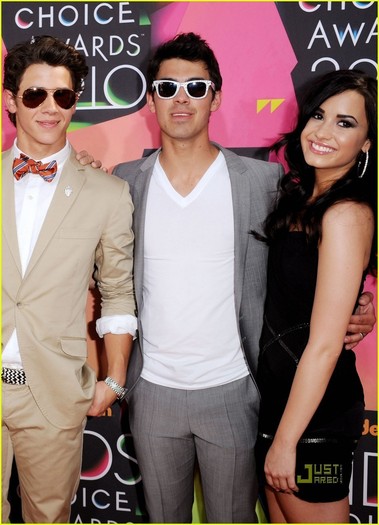 Jonas-Brothers-Kids-Choice-Awards-2010-with-Girlfriends-joe-jonas-11135782-882-1222[1]