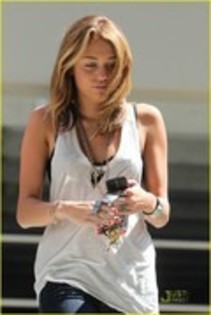 16933067_JPJEJBFMY - Miley out in Hollywood