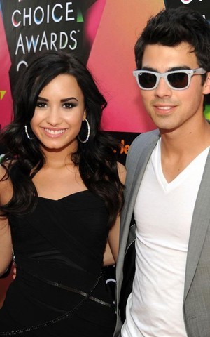 resized_lova - Demi Lovato Attends 2010 Kids Choice Awards
