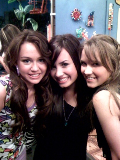 @Mileycyrus OMG.... Look at what I found in my computer!!!!! Soooo old!!!! Hahahaha