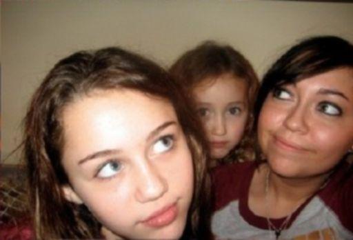 miley-cyrus_dot_com-withfriendsandfamily012