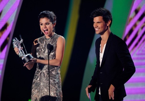 selenagomeztaylorlautner_large