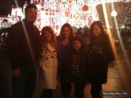 demi-at-disney-land-with-her-family-demi-lovato-9226006-400-300 - demi at disney land with her family