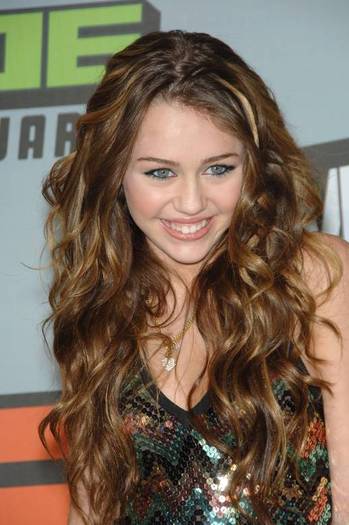 miley-cyrus_dot_com-vh1bigin06-2006dec12-arrivals-b002