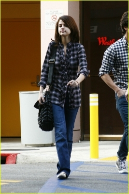 normal_selena-gomez-westfield-shopper-12