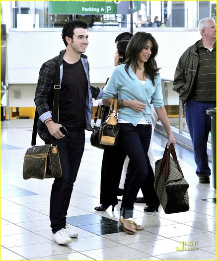 kevin-danielle-jonas-newark-airport-02