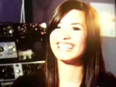 0CAUI2SM0 - Demi Lovato - Behind the Scenes in the Recording Studio