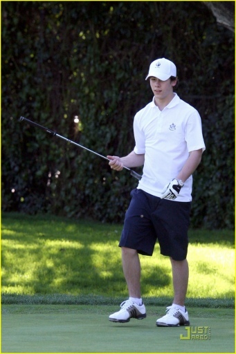 normal_nick-jonas-golfing-guy-06