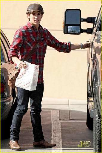nick-jonas-in-our-burger-09 - Nick with hat