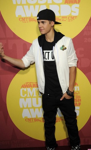 Justin-Bieber-CMT-Awards-09