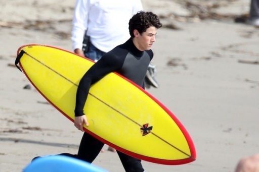 -Out-on-the-set-of-JONAS-in-Malibu-CA-3-01-nick-jonas-10684674-512-341 - yaaay-nick on the set of JONAS season 2-i think is hooot