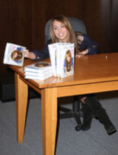 15821173_LBDELXJJL - Miley Cyrus Miles To Go Book Signing