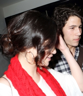 normal_010~4 - Selena and Nick at Phillipe Chows-February 2nd 2010