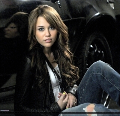 Miley-Cyrus-miley-cyrus-10888647-400-384 - miley end hannah