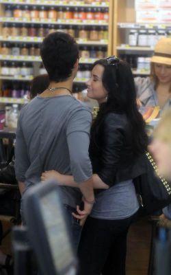 Demi and Joe at a local Grocery Store (12)