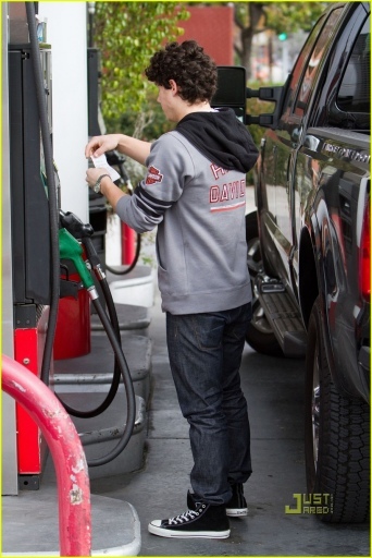 normal_nick-jonas-gas-station-18 - nick-gas station-i love these photos