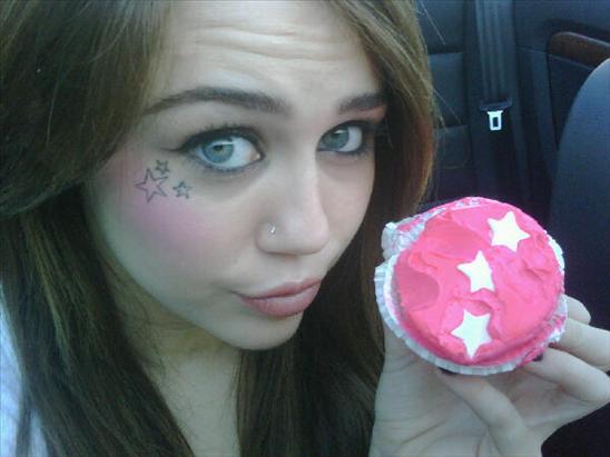 Miley-Cyrus-Cupcake