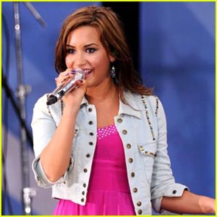 demi-lovato-2011-tour