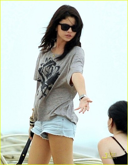 selena-gomez-miami-beach-04 - x - Selena Gomez - x