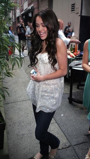 miley-cyrus_com-nyc2007jun20-abcstudios-003